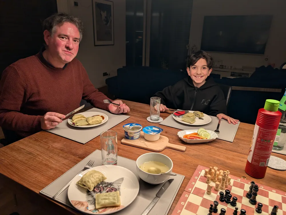 Maultaschen essen und Schach spielen